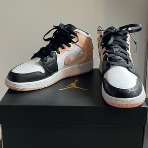 Air Jordan 1 Mid (GRADE SCHOOL) Arctic Orange- Black